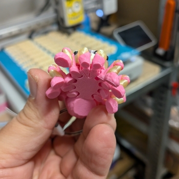 Pająk plus różowy - brelok do kluczy skakun